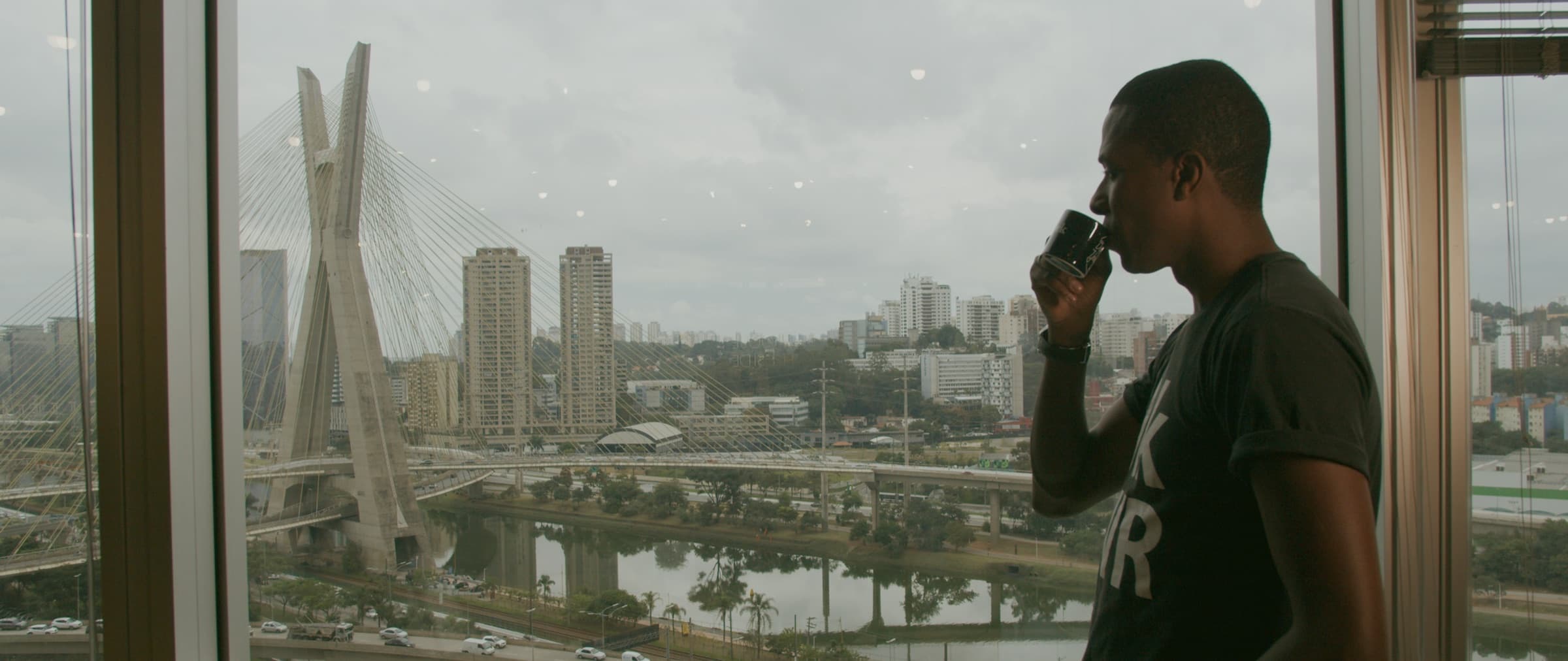 Frame do filme publicitário da Conta Black