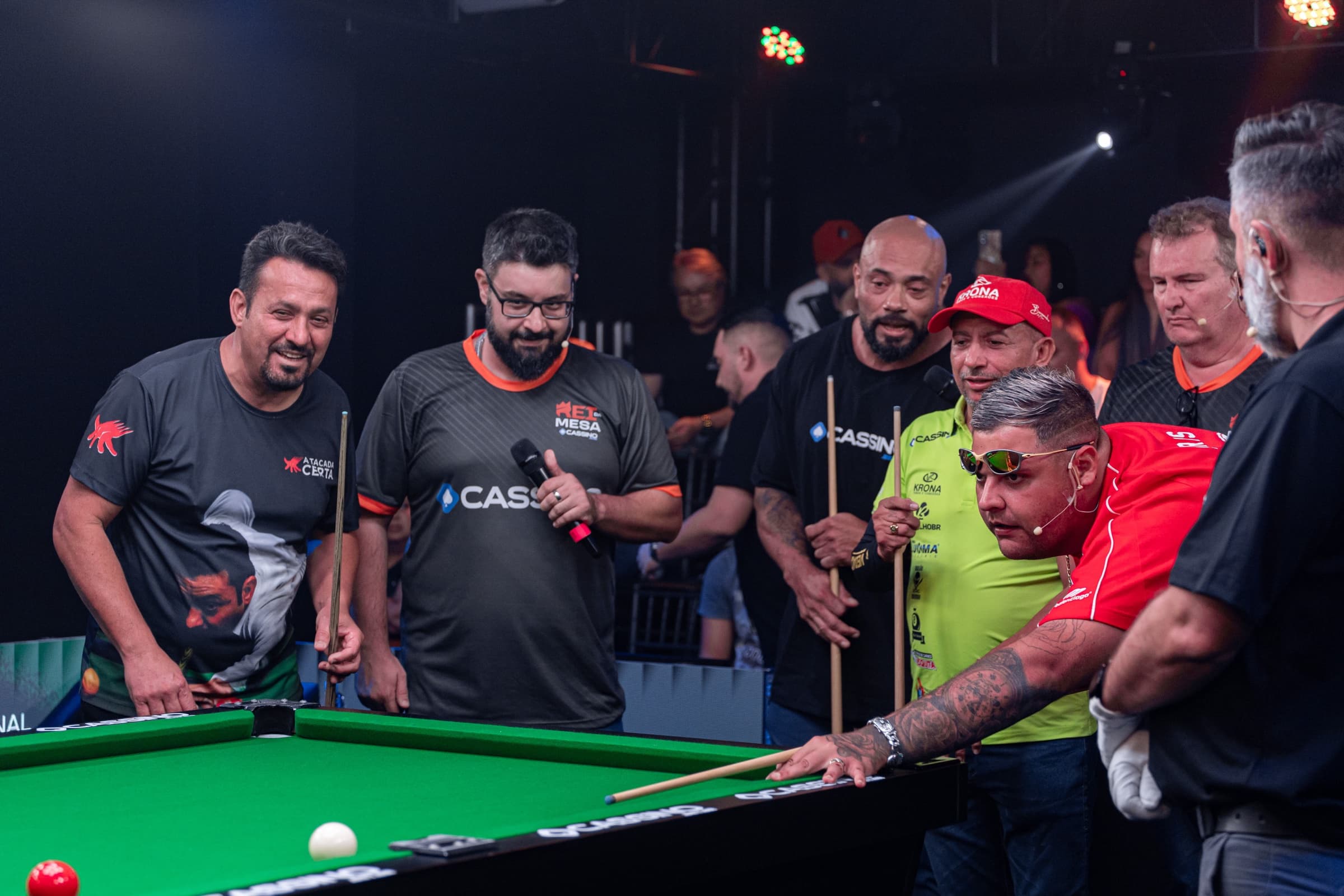 Jogadores e comissão reunidos à mesa na Liga Brasileira de Sinuquinha